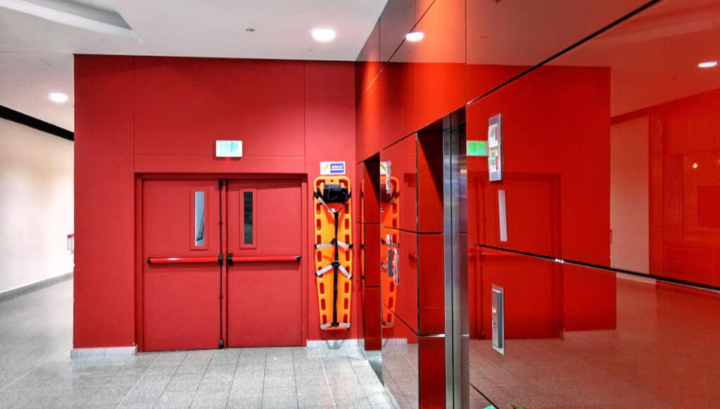 Puerta cortafuego certificada correctamente instalada en edificio