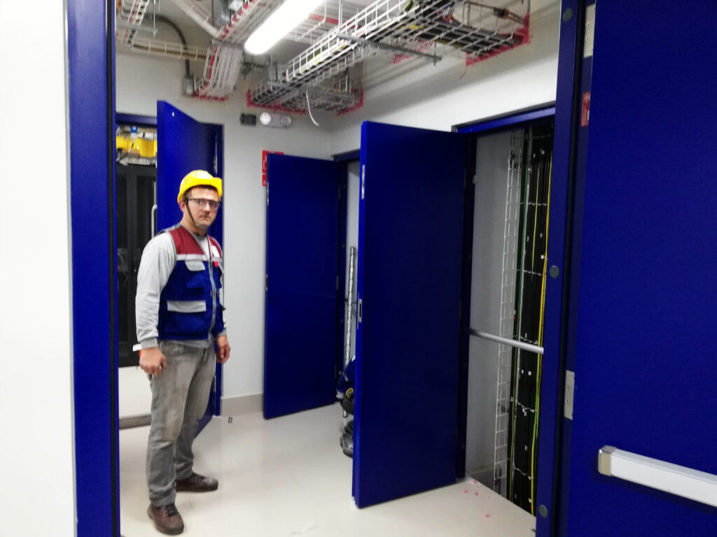 puerta cortafuego certificada INDECI en edificio comercial